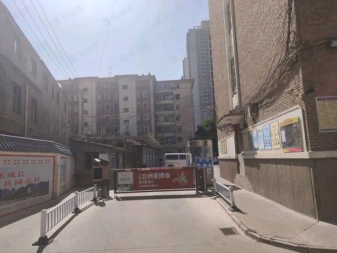 生活配套完善:小区周边有万辉国际广场和汇美商城等购物中心,华润